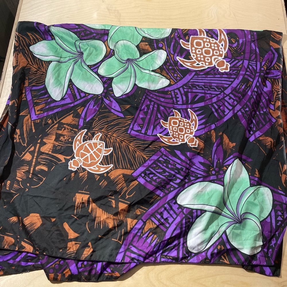 Tropical Print Scarf with Turtles (MO) - Picture 6 of 10